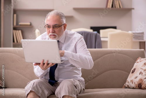 Old male employee working from home during pandemic © Elnur