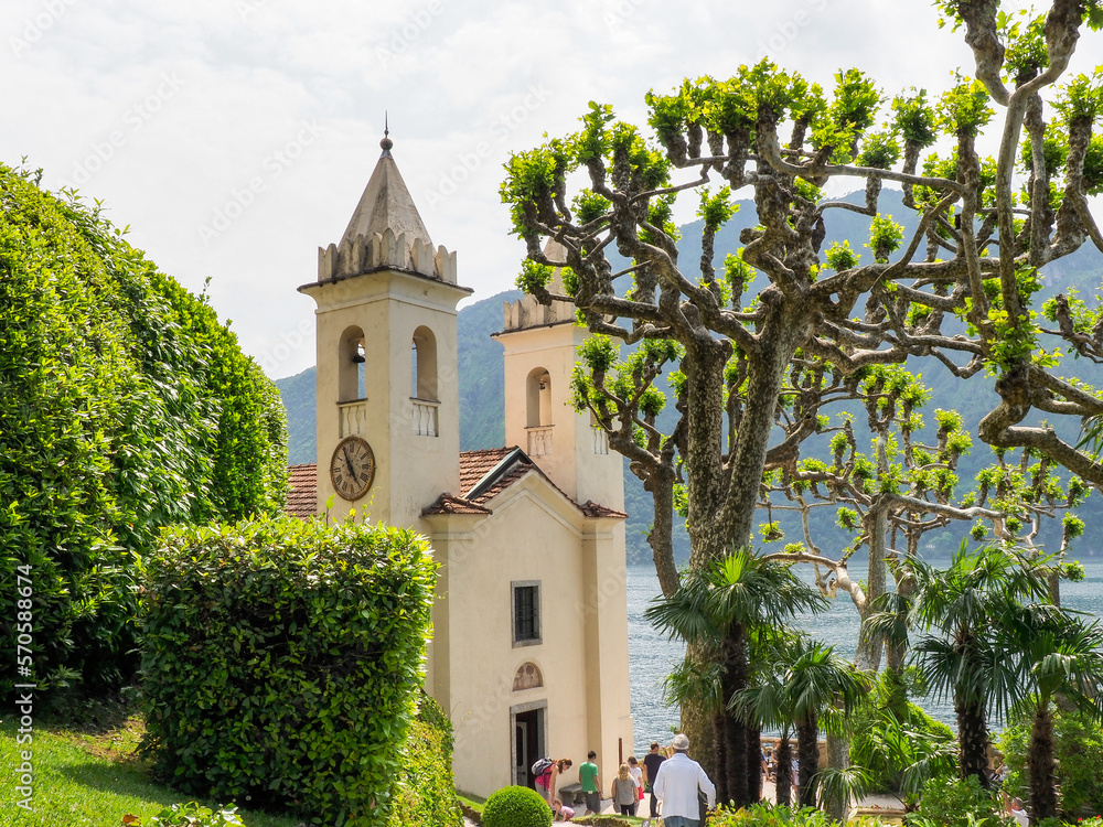 Fototapeta premium Park and Villa del Balbianello at Como lake.