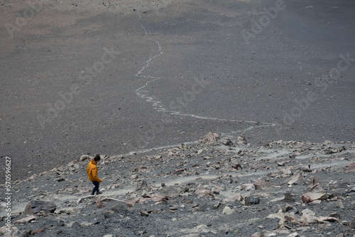 chica descendiendo una montaña en patagonia