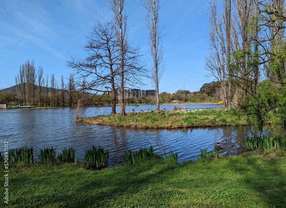 Φωτογραφία A quiet part of Lake Burley Griffen with Mout Ainslie in the background