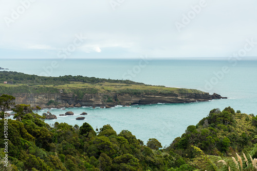 Raue Westküste Neuseelands mit Meer, Urwald, Wellen und Felsen.