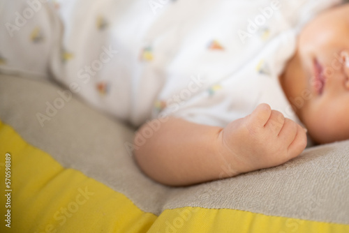 赤ちゃんの小さい手のアップ photo