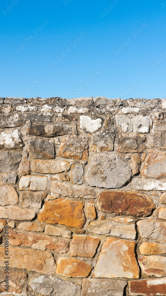 Muro de piedra rústico en zona rural
