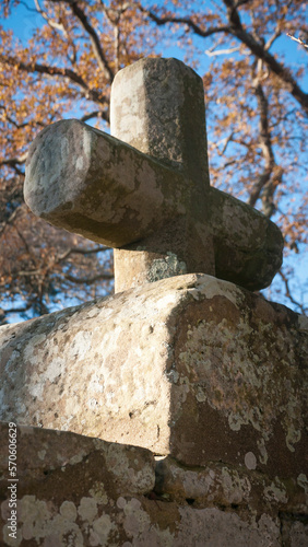 Cruz de piedra medieval en parque