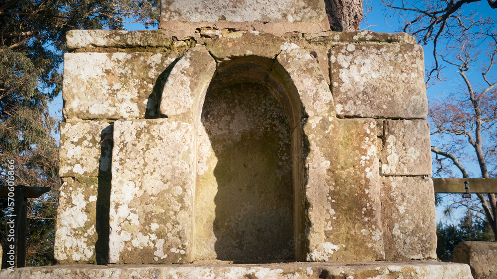 Fototapeta premium Hornacina abovedada en conjunto de piedra medieval
