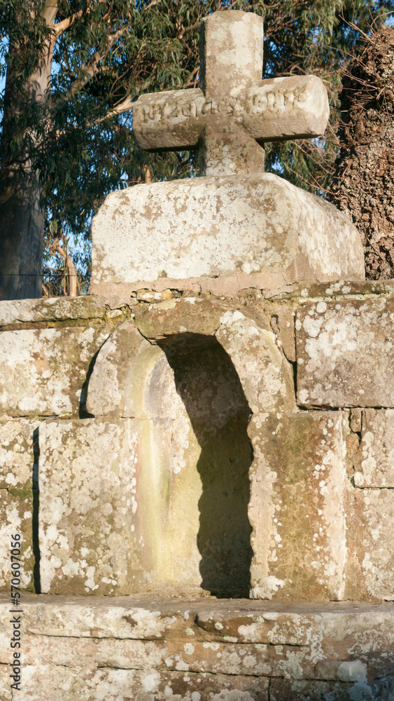 Hornacina abovedada en conjunto de piedra medieval con cruces en parque