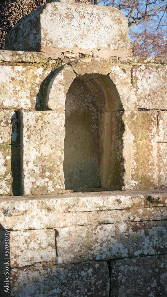 Hornacina abovedada en conjunto de piedra medieval