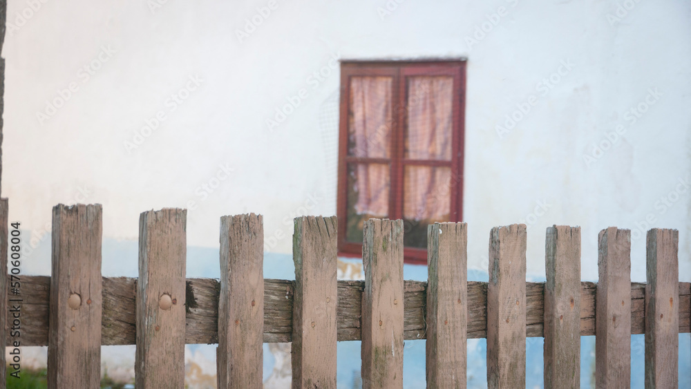 Ventana con marco de madera rojo en casa rural Ventana con marco de madera rojo en casa rural