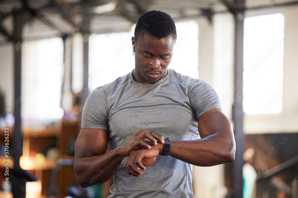 Fitness, smartwatch and black man in gym for training, workout or exercise  results, monitor or progress update, Check, timer and bodybuilder athlete  or sports person technology in health and wellness Stock-Foto