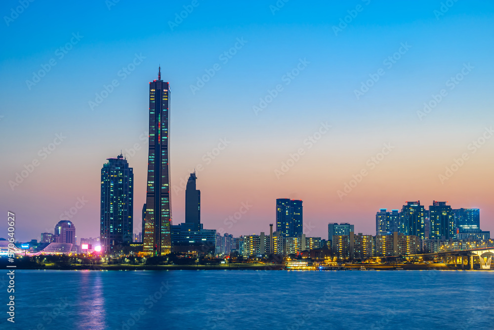 Obraz premium Cityscape night view of Yeouido, Seoul at sunset time