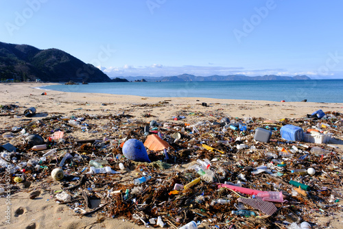 美しい水晶浜に漂着する海のゴミ