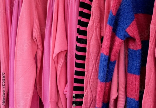 Bunte Pullover und Sweater von der Kleiderstange