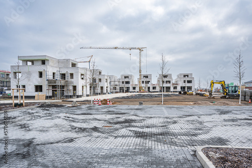 Baustelle mit Kran und Haus