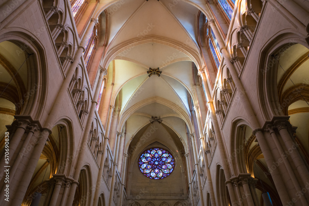 intérieur et plafond de la cathédrale Saint jean à Lyon en France
