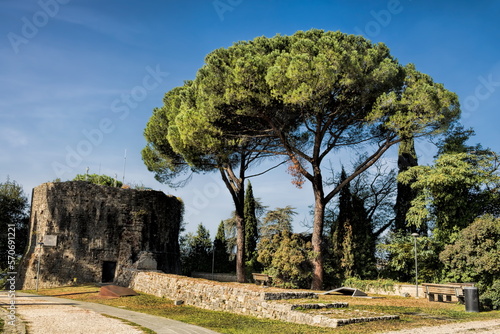 Canvastavla todi, italien - stadtpark mit antiker ruine