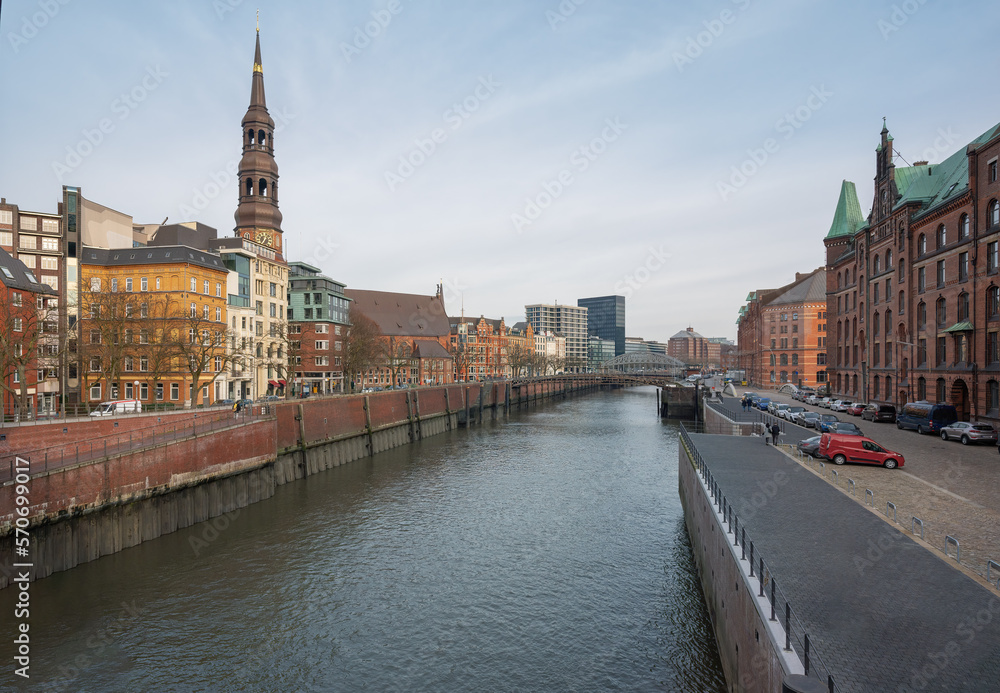Obraz premium Zollkanal canal at Speicherstadt and Hamburg skyline with St. Catherine Church - Hamburg, Germany