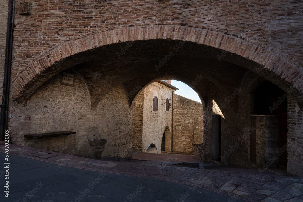 vicolo sant'andrea with arches in the city of assisi