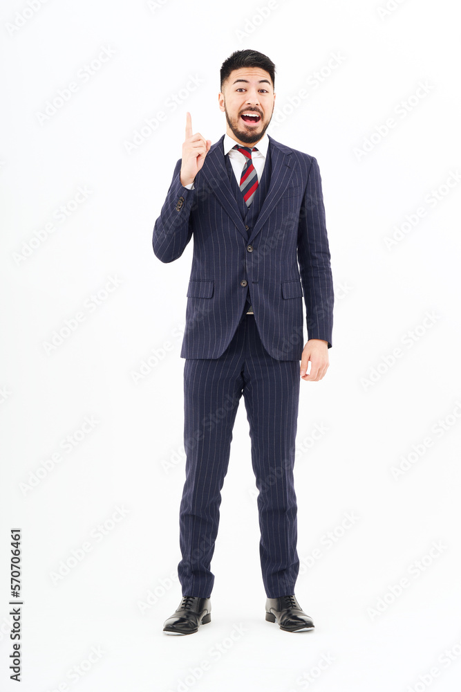 人差し指を立てるポーズをするスーツ姿の男性