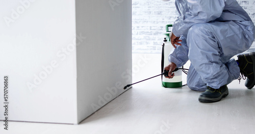 Foto Pest Control Exterminator Man Spraying Termite Pesticide