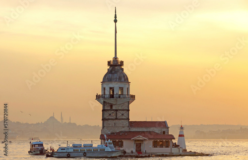 Obraz na płótnie Famous Maiden's Tower at sunset. Bosporus sea channel, Istanbul, Turkey w salonie