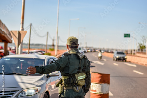 Gendarme controlando el transito