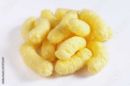Crispy corn puffs