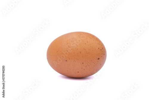 Huevo de gallina aislado en fondo blanco 