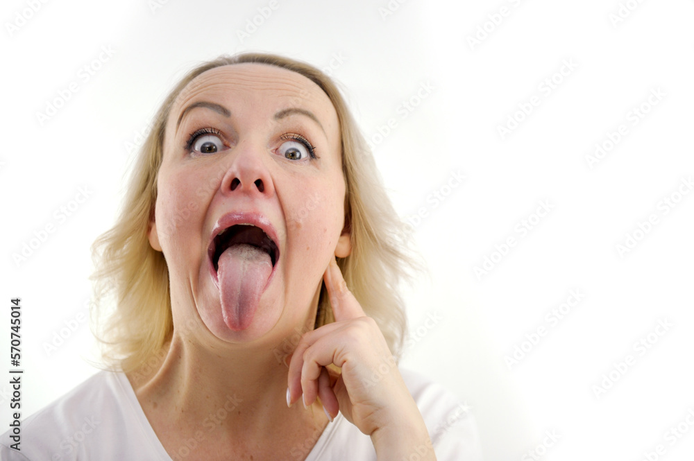 Stockfoto a woman shows her tongue healthy clean tongue result of
