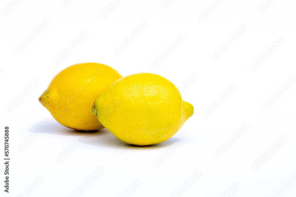 Dos limones frescos en fondo blanco. Dos limones frescos en fondo blanco.