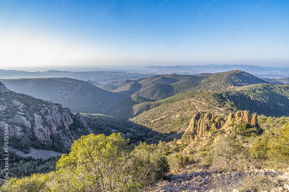 Panorama superbe du Sud de la France dans le massif de l'Esterel avec les couleurs du lever de soleil en hiver