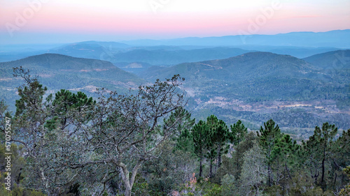 Panorama superbe du Sud de la France dans le massif de l Esterel avec les couleurs du lever de soleil en hiver