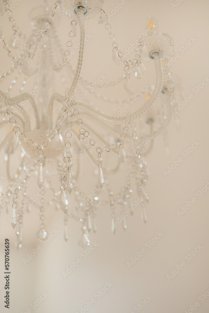 Lustre élégant dans un intérieur blanc minimaliste Lustre élégant dans un intérieur blanc minimaliste