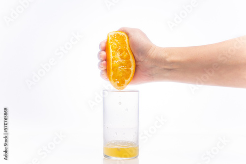 みかんの果汁を絞る手 photo