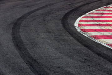 Ingelijste posters Formule 1 Zwarte bandensporen op asfaltbaan  © Kalyakan