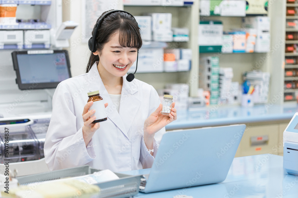 病院・薬局でパソコンを使ってオンライン服薬指導・診療する薬剤師・調剤師の女性(処方箋・医師)
病院・薬局でパソコンを使ってオンライン服薬指導・診療する薬剤師・調剤師の女性(処方箋・医師)