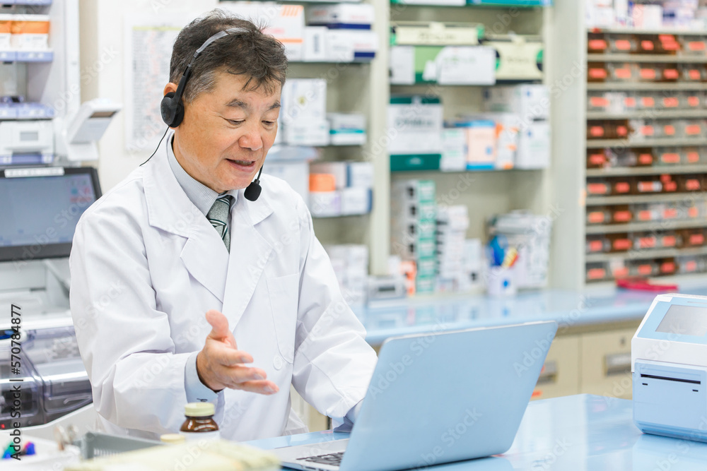 病院・薬局でパソコンを使ってオンライン服薬指導・診療する薬剤師・調剤師の男性(処方箋・医師)
病院・薬局でパソコンを使ってオンライン服薬指導・診療する薬剤師・調剤師の男性(処方箋・医師)
