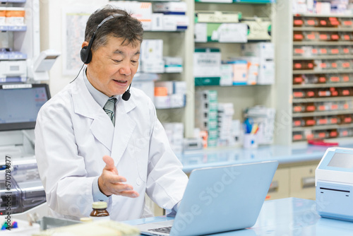 Wallpaper Mural 病院・薬局でパソコンを使ってオンライン服薬指導・診療する薬剤師・調剤師の男性（処方箋・医師）
 Torontodigital.ca