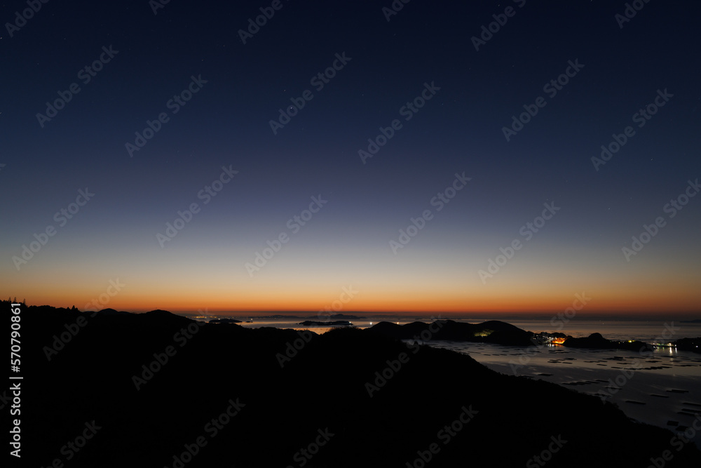 Obraz premium 日本の岡山県瀬戸内市の迫門の曙の美しい朝日