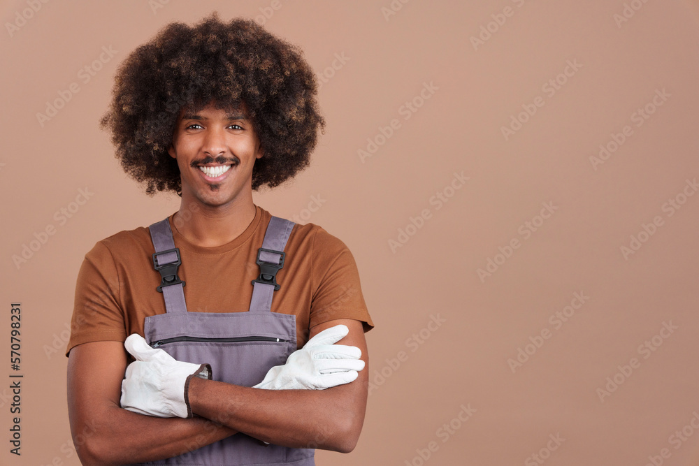 Obraz premium Friendly african man carpentry worker in work uniform