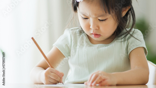 勉強する4歳の子供（苦手・不得意） photo