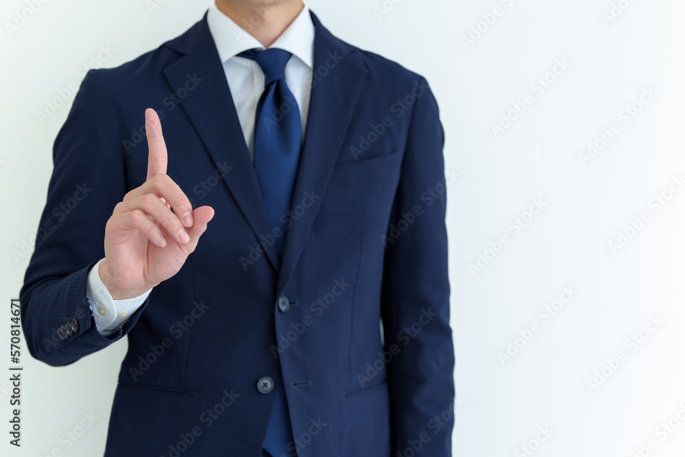 人差し指を立てる男性 人差し指を立てる男性