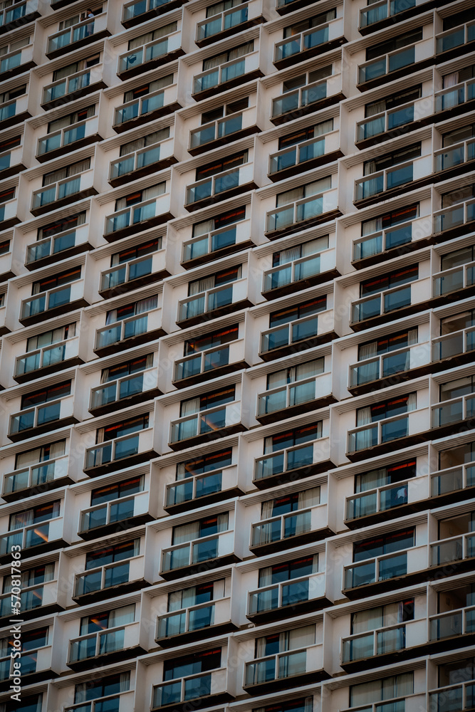 Prédio com janelas padronizadas, em janeiro de 2023, Copacabana