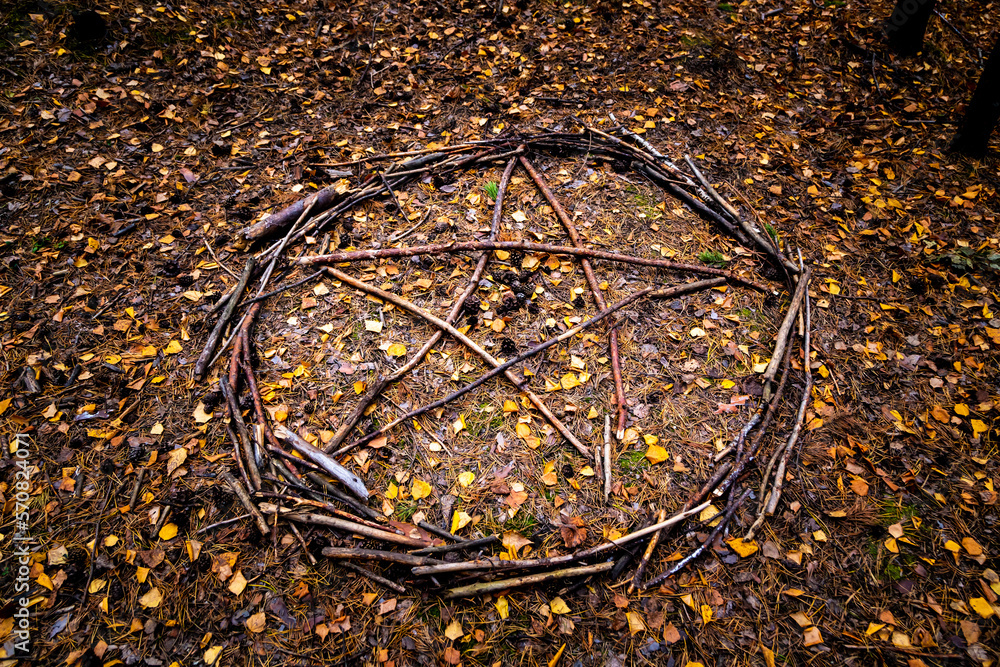 Foto de Pentagram or a symbol of Satan and Baphomet made of twigs was ...