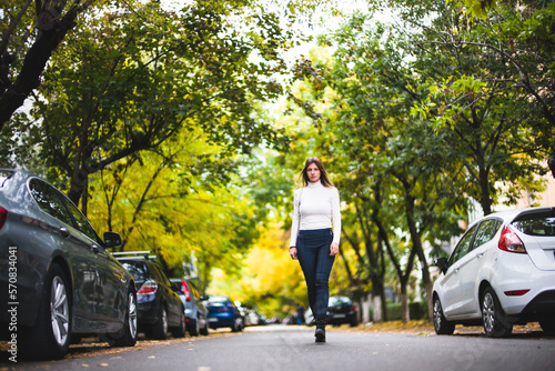 Cuadro en lienzo Fashion Girl Walking on the Street
