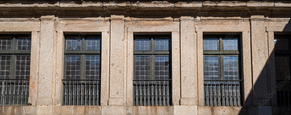 Primer plano y detalle arquitectura de ventanas y balcones en un patio interior del real monasterio de San Lorenzo de El Escorial, España