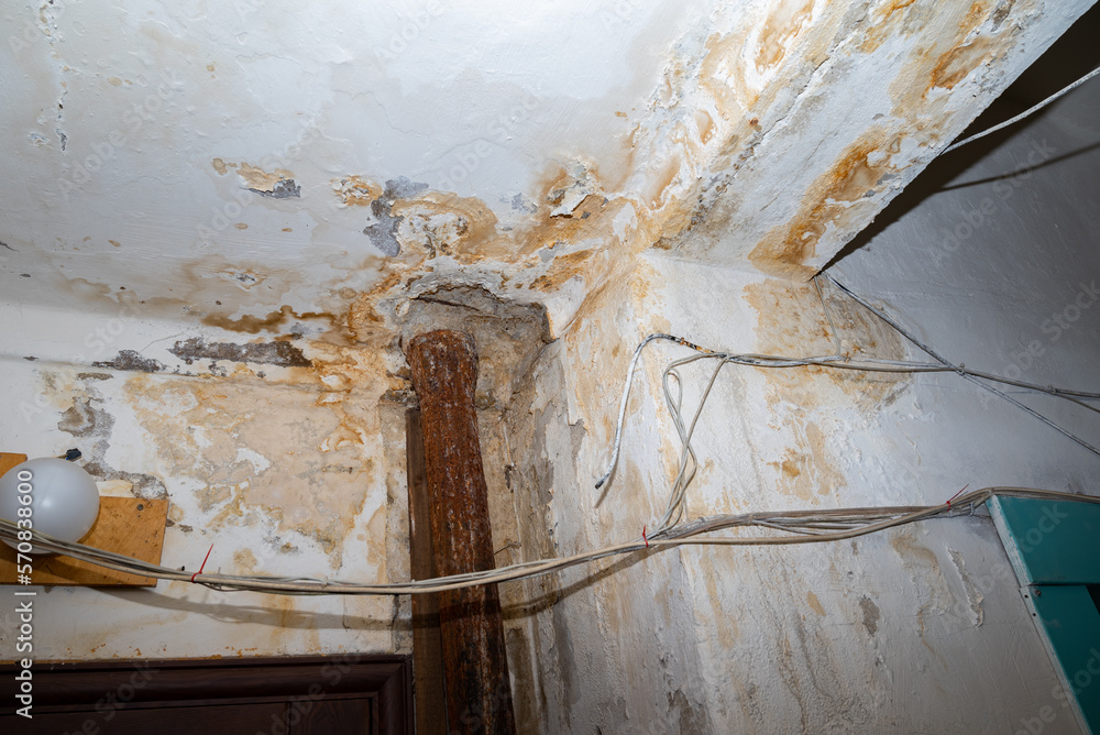 Obraz premium Damage ceiling from water pipelines leakage. Housing problem concep