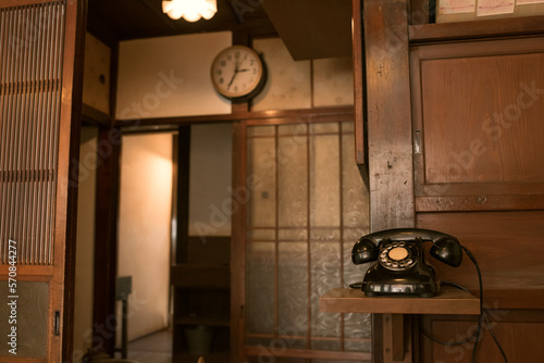 ダイヤル式の黒電話が置かれた日本の古民家　昭和レトロ　Black retro telephone in old Japanese house