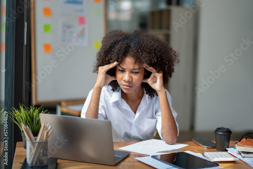 Photographie business woman sitting at work stressed , out working hard  Feeling stressed out
