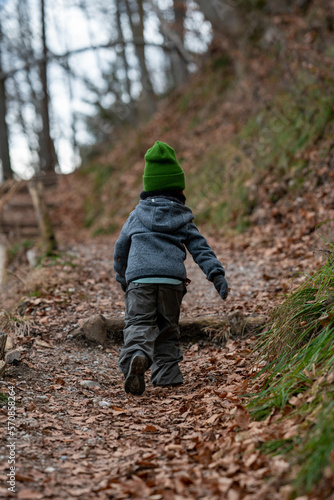 Wald, wandern, Kind, Spaziergang, Junge, kleiner bub, Waldweg © aBSicht