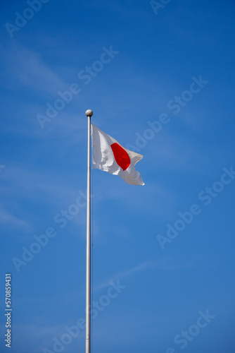 日本の旗がたなびく